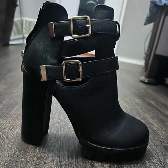 Nasty Gal 🖤 Heeled Cleated Cut-Out Faux Leather Buckle Biker Boots 👢🏍️ - Picture 5 of 9